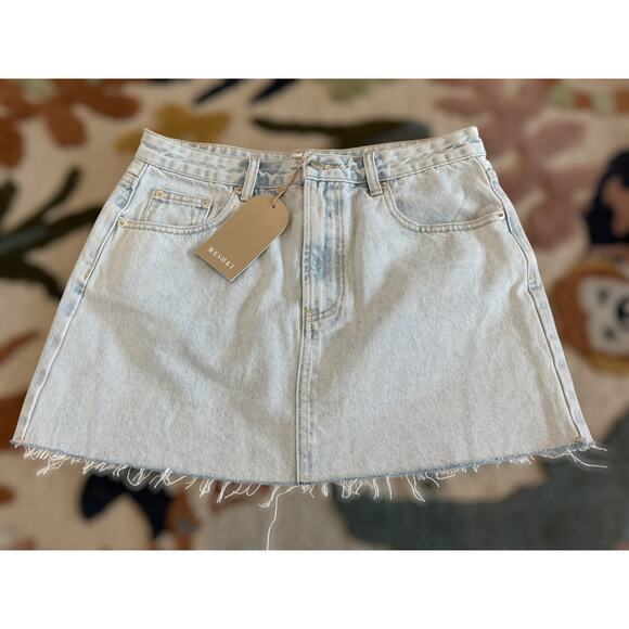 NWT Meshki Lennon Mid Rise Denim Raw Hem Mini Skirt Light Blue Womens Sze Medium - Picture 2 of 6